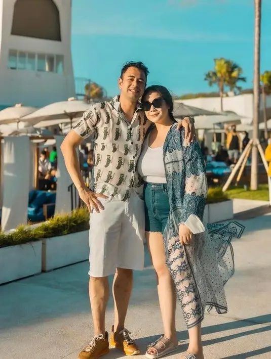 Simple tapi stylish untuk liburan, padukan cardigan motif dengan tank top putih dan short pants jeans seperti look Nagita Slavina ini. (Instagram/raffinagita1717).