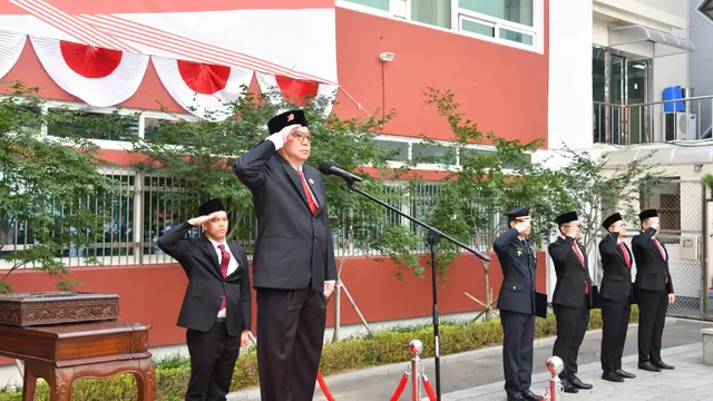 Duta Besar Indonesia untuk Korea Selatan Gandi Sulistiyanto memimpin upacara peringatan HUT ke-78 RI di KBRI Seoul, Kamis (17/8/2023). (Dok: KBRI Seoul/Kemlu)