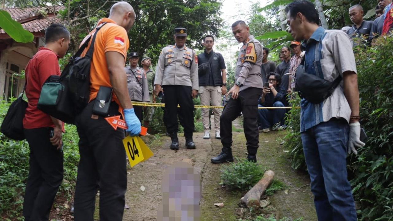 Tubuh korban ditemukan oleh warga setempat setelah pelaku nekat menentengnya di depan umum.&nbsp;