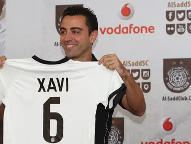 Mantan Gelandang Barcelona, Xavi Hernandez menunjukkan jersey klub barunya Al Sadd saat konferensi pers di Doha, Qatar, Kamis (11/6/2015). Xavi Hernandes akan dikontrak selama dua musim oleh Al Sadd.(Reuters/Naseem Zeitoon)