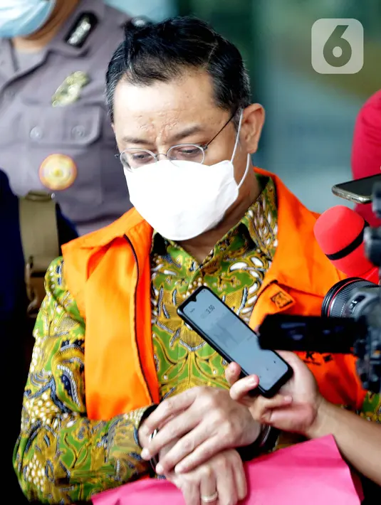 Terdakwa suap dana Bansos Covid-19 yang juga mantan Menteri Sosial Juliari P Batubara usai mengikuti sidang pembacaan putusan yang dilakukan secara daring di Gedung KPK, Jakarta, Senin (23/8/2021). Juliari Batubara divonis 12 tahun penjara, denda Rp 500 juta. (Liputan6.com/Helmi Fithriansyah)
