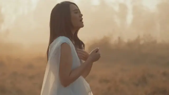 Aaliyah Massaid di Video Klip Ajariku