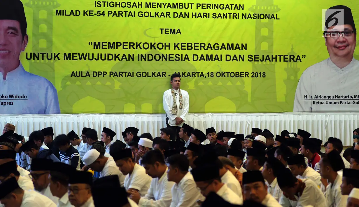 Suasana Istighosah menyambut Milad ke-54 Partai Golkar dan Hari Santri Nasional, di aula DPP Partai Golkar, Jakarta, Kamis (18/10). Kegiatan itu bertema "Memperkokoh Keberagaman untuk Mewujudkan Indonesia Damai dan Sejahtera". (Liputan6.com/Johan Tallo)