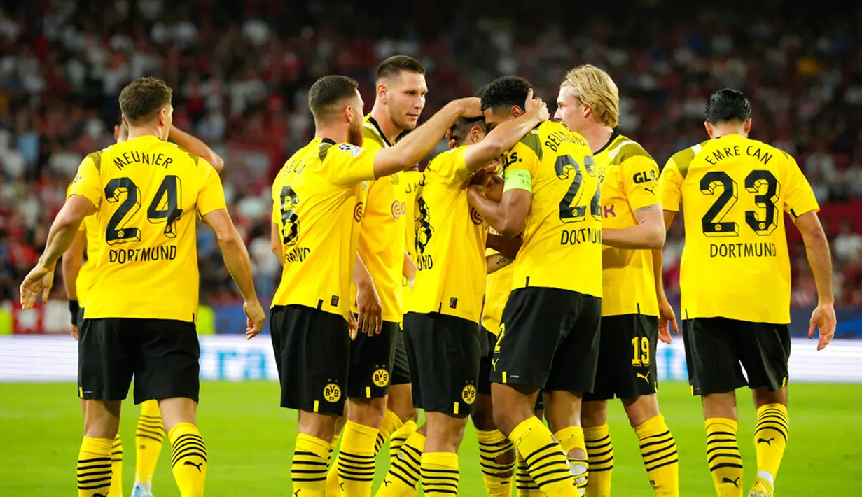 Pemain Borussia Dortmund Raphael Guerreiro melakukan selebrasi bersama rekan setimnya usai mencetak gol ke gawang Sevilla pada pertandingan Grup G Liga Champions di Stadion Ramon Sanchez Pizjuan, Seville, Spanyol, 5 Oktober 2022. Borussia Dortmund menang 4-1. (AP Photo/Jose Breton)