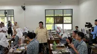 Prabowo Tinjau Hasil Revitalisasi SMAN 1 Cilacap, Sapa Siswa yang Sedang Makan MBG
