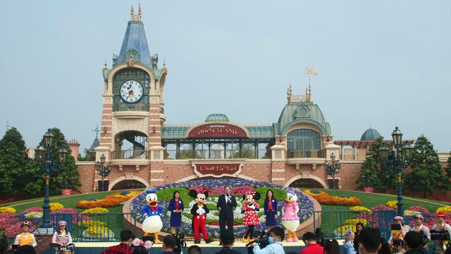 FOTO: Kembali Dibuka, Disneyland Shanghai Diserbu Wisatawan