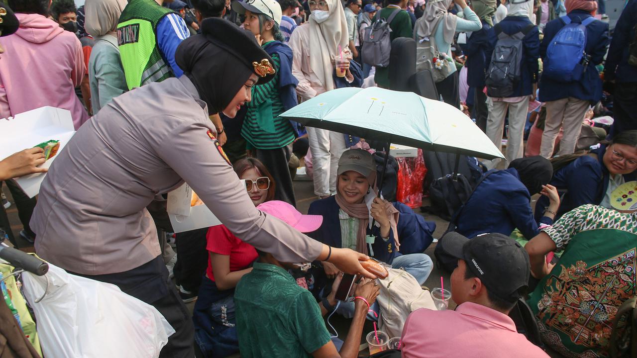 FOTO: Menagih Janji Pemerintah, Aksi Piknik Nasional Rakyat di Depan Gedung DPR