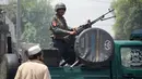 Petugas keamanan Afghanistan berjaga di atas sebuah kendaraan dekat ledakan bom bunuh diri dan serangan bersenjata di Jalalabad, Selasa (31/7). Insiden berakhir dengan tewasnya dua pria bersenjata dan banyak bangunan yang hancur. (AFP/NOORULLAH SHIRZADA)