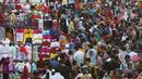 Orang-orang memadati pasar menjelang festival Hindu di Ahmedabad, India, Sabtu (30/10/2021). Diwali, festival lampu Hindu, akan dirayakan pada 4 November. (AP Photo/Ajit Solanki)