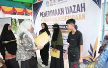 Pemkot Makassar Serahkan 108 Ijazah Kesetaraan, Dorong Akses Pendidikan untuk Semua