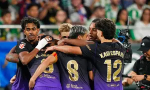 Para pemain Barcelona merayakan gol dalam pertandingan Liga Spanyol melawan Real Betis di Sevilla, Spanyol, Sabtu (17/10/2026). (AP Photo/Jose Breton)