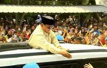 Prabowo Salami Warga dan Pelukan Cium Anak-anak dari Atas Maung Usai HUT TNI