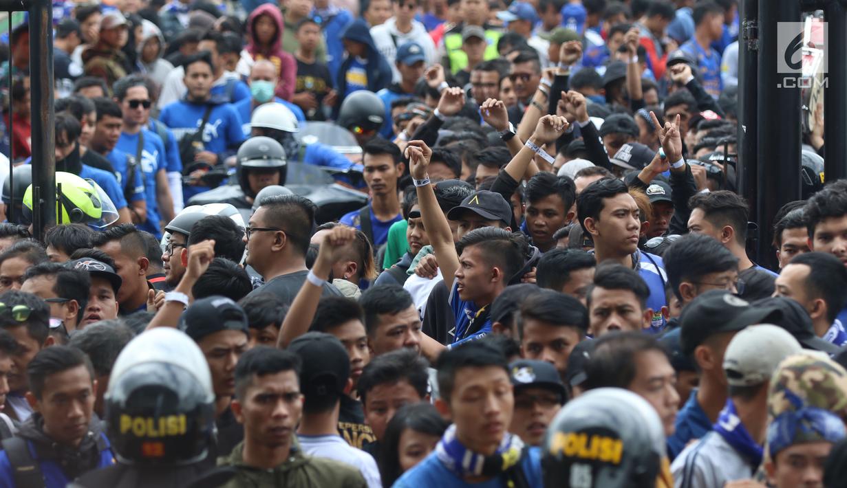 Suporter Persib antre masuk Stadion Gelora Bandung Lautan Api, Bandung, Selasa (16/1). Persib akan menjamu Sriwijaya FC pada laga perdana Piala Presiden 2018 yang akan dibuka oleh Presiden Joko Widodo. (Liputan6.com/Helmi Fithriansyah)