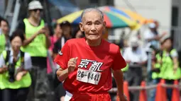 Aksi Hidekichi Miyazaki, 105 tahun, saat berlomba di nomor lari 100m Kyoto Masters Autumn Competiton di Kyoto, Jepang, Rabu (23/9/2015). (AFP Photo/Toru Yamanaka)