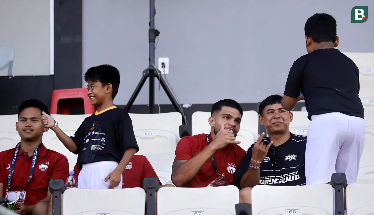 Pemain Persib Bandung, Berguinho (tengah), melayani permintaan foto bersama anak-anak dan pendamping player escort pada laga semifinal Piala Presiden 2026 antara Persib Bandung melawan Persija Jakarta di Stadion Kapten I Wayan Dipta, Gianyar, Bali, Selasa (4/8/2026). Momen tersebut menjadi salah satu sisi menarik di luar jalannya pertandingan yang dimenangkan Persib dengan skor 2-1 untuk memastikan tiket ke final. (Bola.com/Alit Binawan)