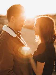 ilustrasi pasangan jatuh cinta/Photo by Analise Benevides on Unsplash