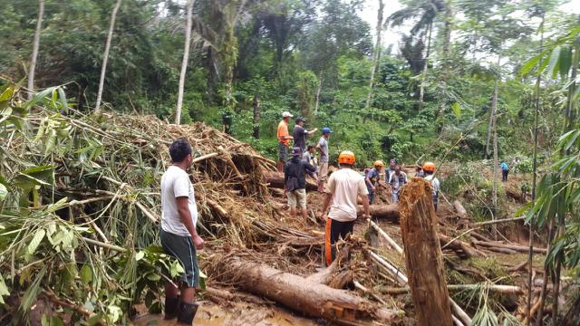 Tim SAR gabungan membersihkan material banjir bandang di Capar, Brebes. (Foto: Liputan6.com/Tagana Banyumas/Muhamad Ridlo)