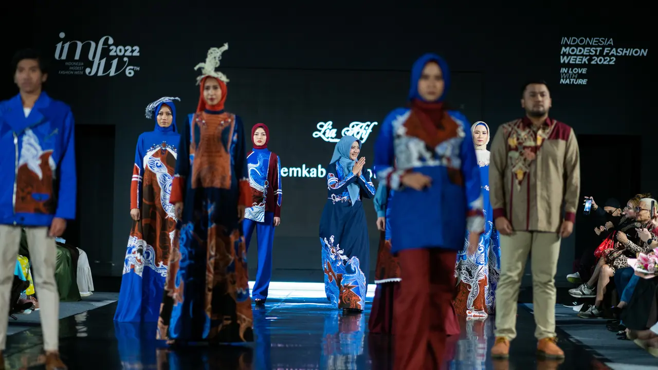 Tampil Istimewa dengan Koleksi Busana Batik Lia Afif Bernuansa Elektrik