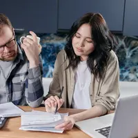 Dengan memahami kebiasaan finansial satu sama lain, pasangan muda bisa menyusun anggaran tanpa harus memperdebatkan setiap pengeluaran. (Foto/Dok: Pexels)