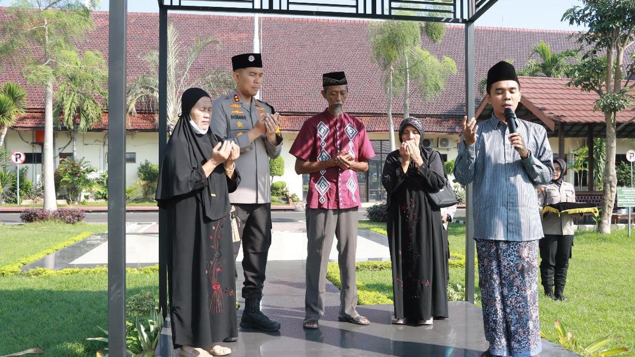 Selanjutnya, mereka diajak Kapolres Jombang bertemu dengan rekan seangkatan, rekan kerja, dan pimpinan di satuan fungsi Briptu Rian di Sat Samapta Polres Jombang.