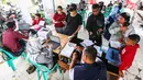 Calon peserta program mudik gratis 2024 melakukan verifikasi data di halaman Kantor Sudin Perhubungan Jakarta Barat, Selasa (26/3/2024). (Liputan6.com/Angga Yuniar)