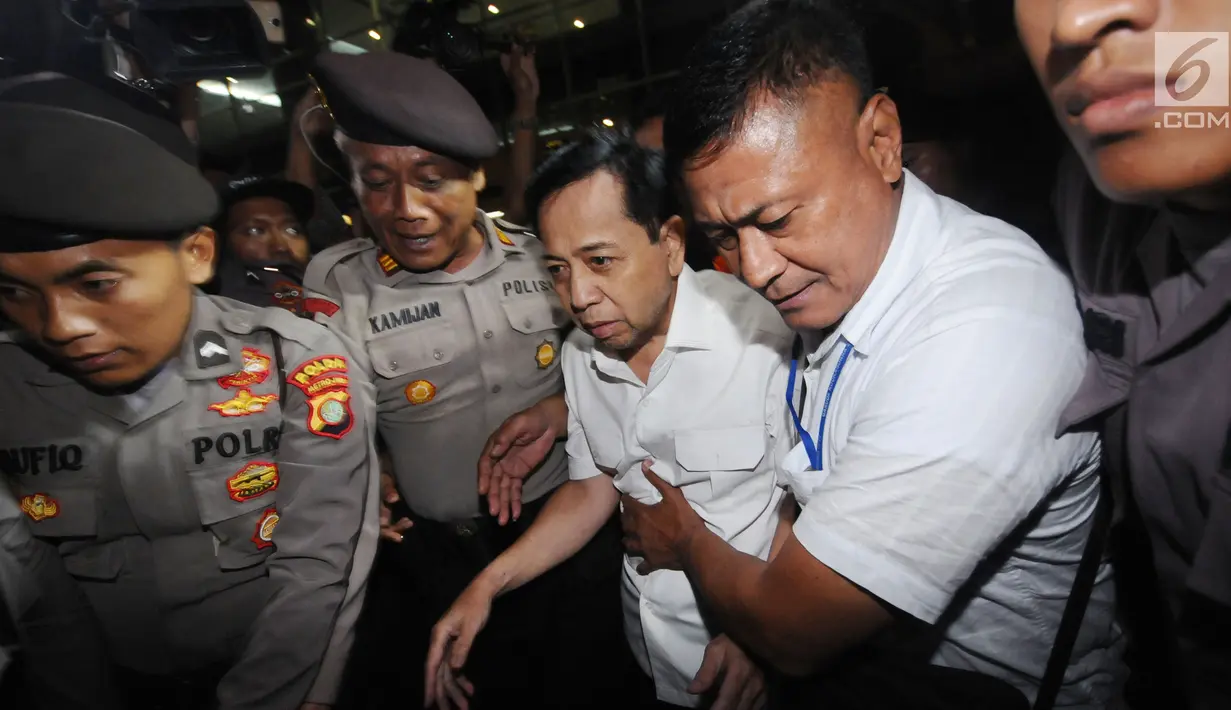 Terdakwa korupsi proyek E-KTP Setya Novanto dibawa petugas usai mengikuti sidang perdana di Pengadilan Tipikor, Jakarta, Rabu (13/12). Sidang mendengarkan pembacaan dakwaan oleh JPU KPK. (Liputan6.com/Helmi Fithriansyah)