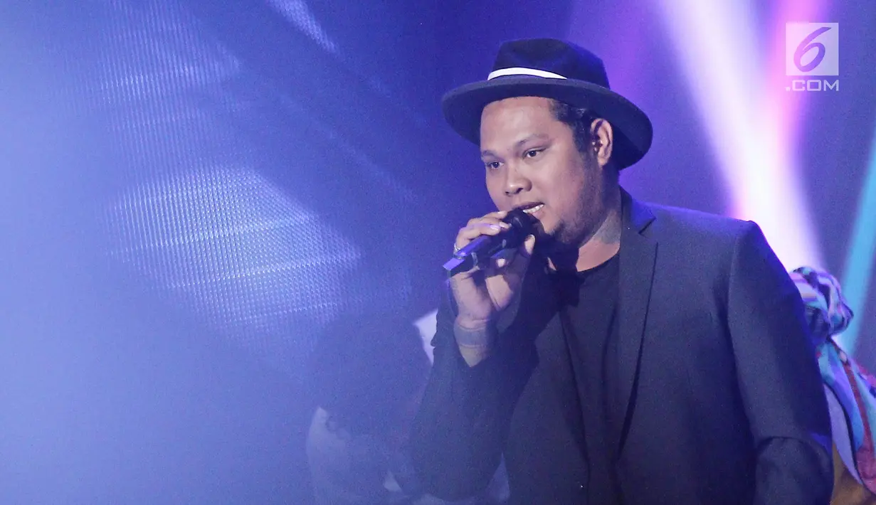 Musikus Virgoun Putra Tambunan memeriahkan drama musikal Siapa Takut Jatuh Cinta pada SCTV Awards 2017 di Studio 6 Emtek City, Rabu (29/11). Dalam beberapa tahun terakhir, SCTV memang sudah biasa menampilkan drama musikal (Liputan6.com/Herman Zakharia)
