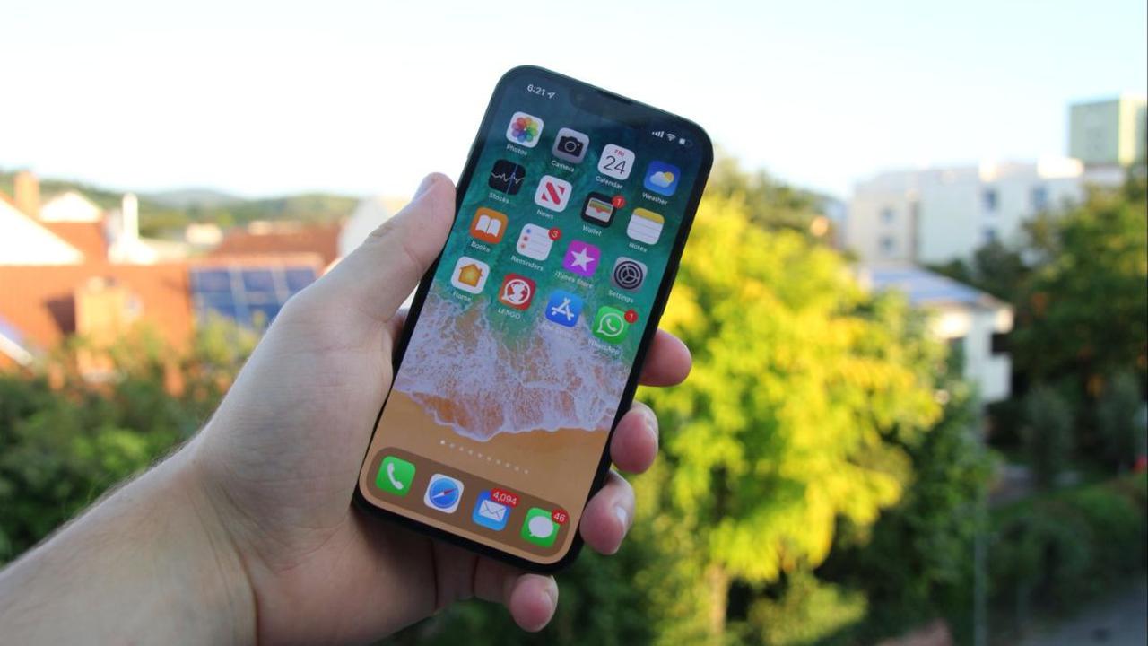 Seorang pakar teknologi dari Flash Advisory &amp; Research bernama Michael Gartenberg memberikan nasihat agar konsumen tak perlu FOMO dengan iPhone 15. Pasalnya, dengan membeli iPhone 13 saja sudah cukup.