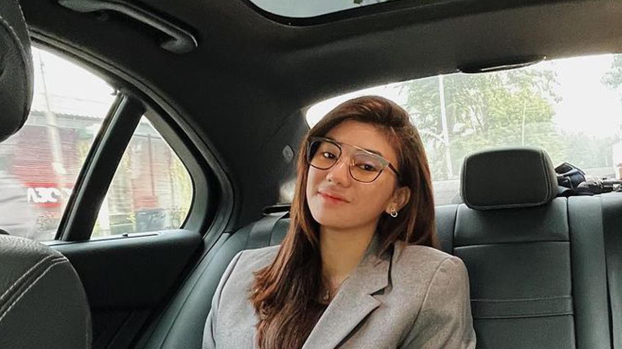 Gaya Seleb TikTok Clara Shinta Pakai Blazer, Bisa Jadi Inspirasi Outift Ngantor