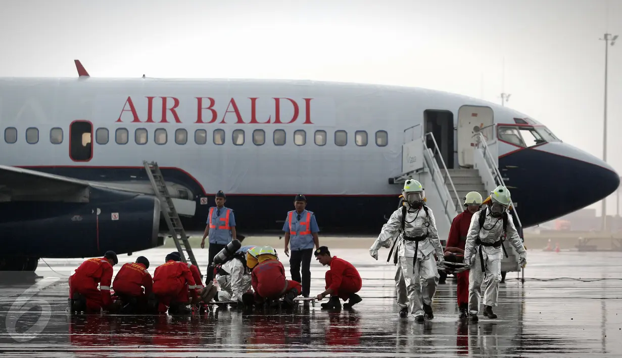 Pihak Angkasa Pura 2 menggelar simulasi di landasan terminal 3 Bandara Soekarno - Hatta, Tangerang, (25/2).Ini melatih fungsi komando, kordinasi dan komunikasi unit instansi dalam menghadapi keadaan darurat. (Liputan6.com/Faisal R Syam)
