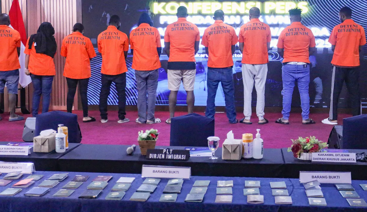 Direktorat Jenderal Imigrasi Kementerian Imigrasi dan Pemasyarakatan menahan 196 Warga Negara Asing (WNA) yang terindikasi melakukan berbagai pelanggaran keimigrasian. (merdeka.com/Arie Basuki)