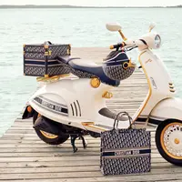 Scooter terbaru dari Vespa yang berkolaborasi dengan Christian Dior.