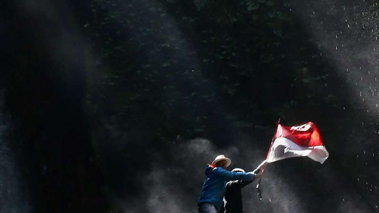 Curug Walet terkenal dengan air terjunnya yang indah dan mempesona. Air terjun ini memiliki ketinggian sekitar 30 meter dan terbagi menjadi beberapa tingkatan.