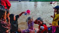 Kegiatan mandi keramas itu dilakukan oleh para warga yang lebih dulu membasahi badan. Kemudian dilanjutkan dengan menggunakan sabun mandi dan sampo. (Liputan6.com/Angga Yuniar)