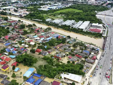 Pemandangan dari udara ini menunjukkan desa yang terendam banjir di Puchong, luar Kuala Lumpur, Malaysia, Minggu (19/12/2021). Kuala Lumpur dan perkampungan sekitarnya dilanda banjir akibat hujan deras selama dua hari. (Chan Yoke Poh/Lion Club International 308B1 via AP)