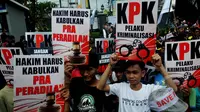 Massa pendukung Komjen Budi Gunawan melakukan aksi unjuk rasa di depan Pengadilan Negeri Jakarta Selatan, Senin (2/2/2015). (Liputan6.com/Johan Tallo)