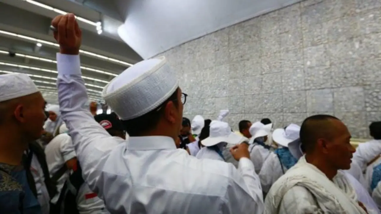 Jemaah haji lempar jumrah