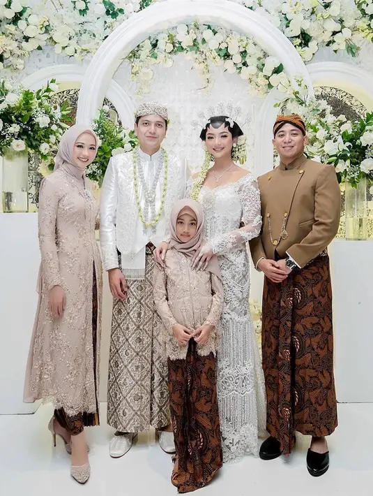 Saat akad nikah, Poppy Bunga mengenakan kebaya warna cokelat yang memiliki model panjang. [@poppybungariphat]