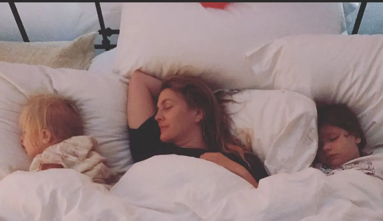 Drew Barrymore senang menghabiskan waktu bersama kedua anaknya ketika di rumah nih! (instagram/drewbarrymore)