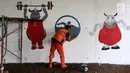 Petugas PPSU Kelurahan Bintaro menggambar mural cabang olahraga renang  Asian Games 2018 di kolong Jembatan Layang Tol Bintaro, Jakarta, Senin (13/8). Mural tersebut untuk sosialisasi dan mendukung perhelatan Asian Games. (Liputan6.com/Fery Pradolo)