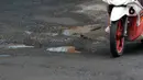 Kondisi sebagian Jalan Rasuna Said, Kuningan yang rusak, Jakarta, Selasa (22/2/2022). Kerusakan jalan tersebut bisa membahayakan keselamatan pengendara dan menghambat arus lalu lintas. (Liputan6.com/Helmi Fithriansyah)