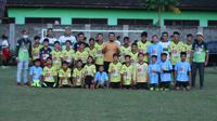 Regas FC, wadah paguyuban pemain profesional asal Kediri, saat melakukan aksi sosial bersama SSB Jarak Putra FC. (Bola.com/Gatot Susetyo)