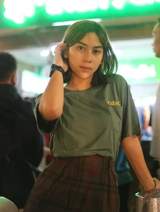 Adinda Thomas juga menjelaskan perbedaan gunung di Indonesia dan di Jepang kala itu. Menurutnya, gunung-gunung di Indonesia masih sangat alami, beda dengan Gunung Fuji yang jalur pendakiannya sudah seperti buatan. (Instagram/adindathomas)