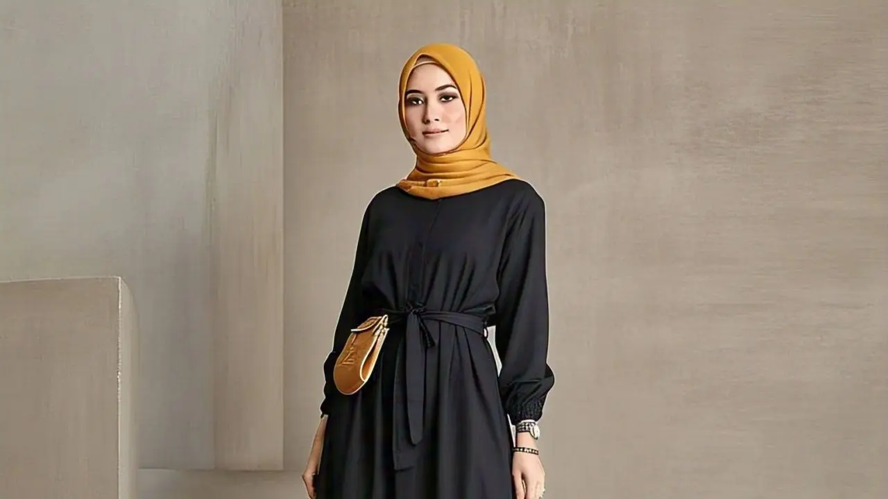 Dress Hitam Midi dengan Belt dan Hijab Mustard