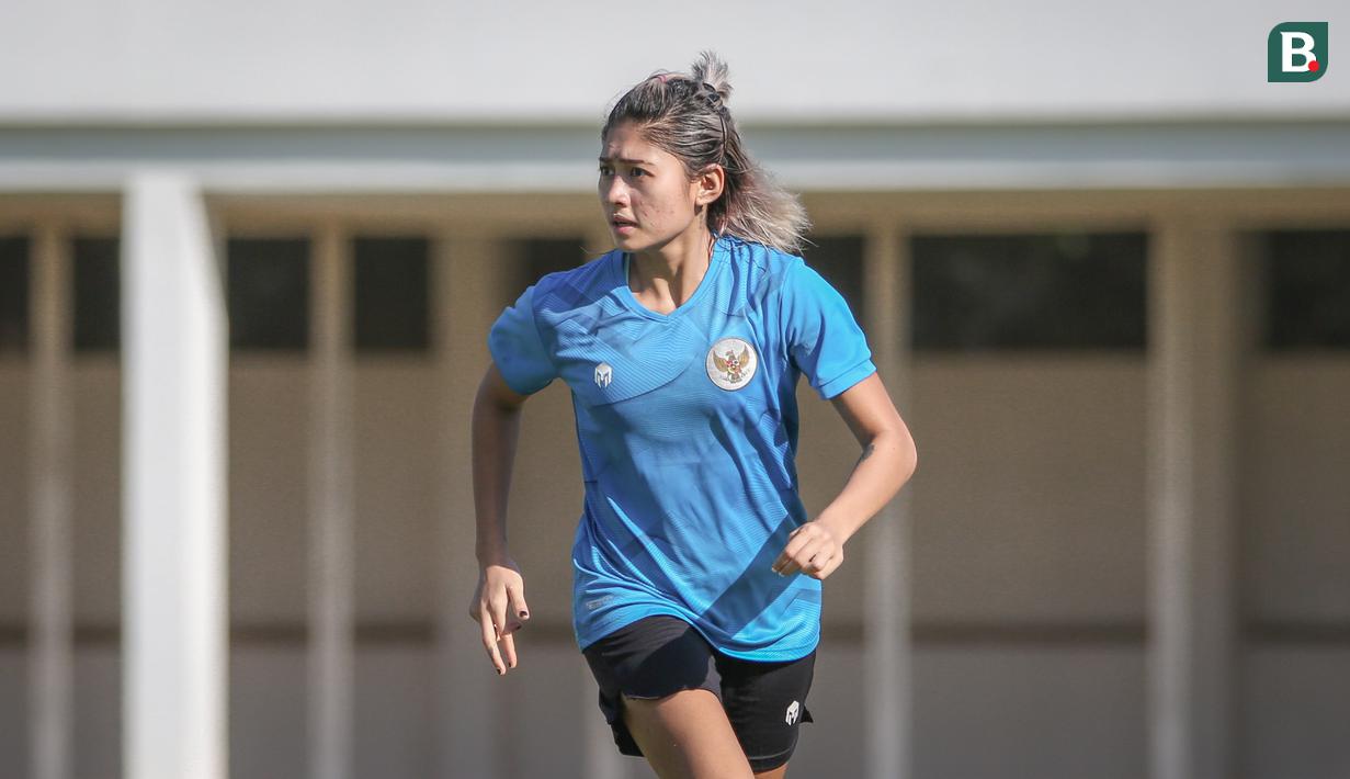 Sebagai penyerang, gadis yang acap kali dipanggil Zahra ini tercatat telah menorehkan 3 gol dalam 15 penampilannya bersama Timnas Indonesia. Bahkan, golnya ke gawang Singapura di kualifikasi Piala Asia Wanita 2022, menobatkan dirinya menjadi bintang lapangan kala itu. (Bola.com/Bagaskara Lazuardi)