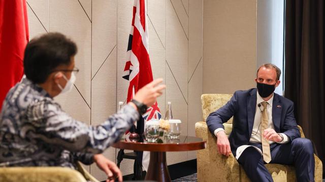 Pertemuan Menlu Inggris Dominic Raab dan Menkes Budi Gunadi Sadikin.