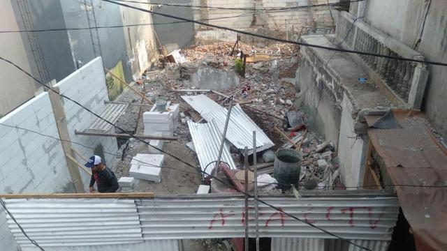 Sebuah rumah mungil di sebuah gang sempit Jl. Mangga Dua Dalam, Jakarta Pusat, terperangkap tanpa akses keluar masuk. (Liputan6.com/Radityo)