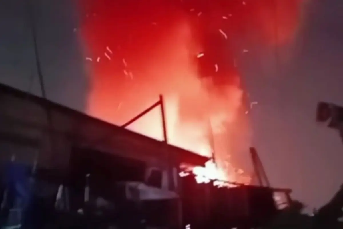 Kebakaran sebuah bangunan rumah terjadi di kawasan Jatinegara, Jakarta Timur, Minggu 31 Mei 2026.