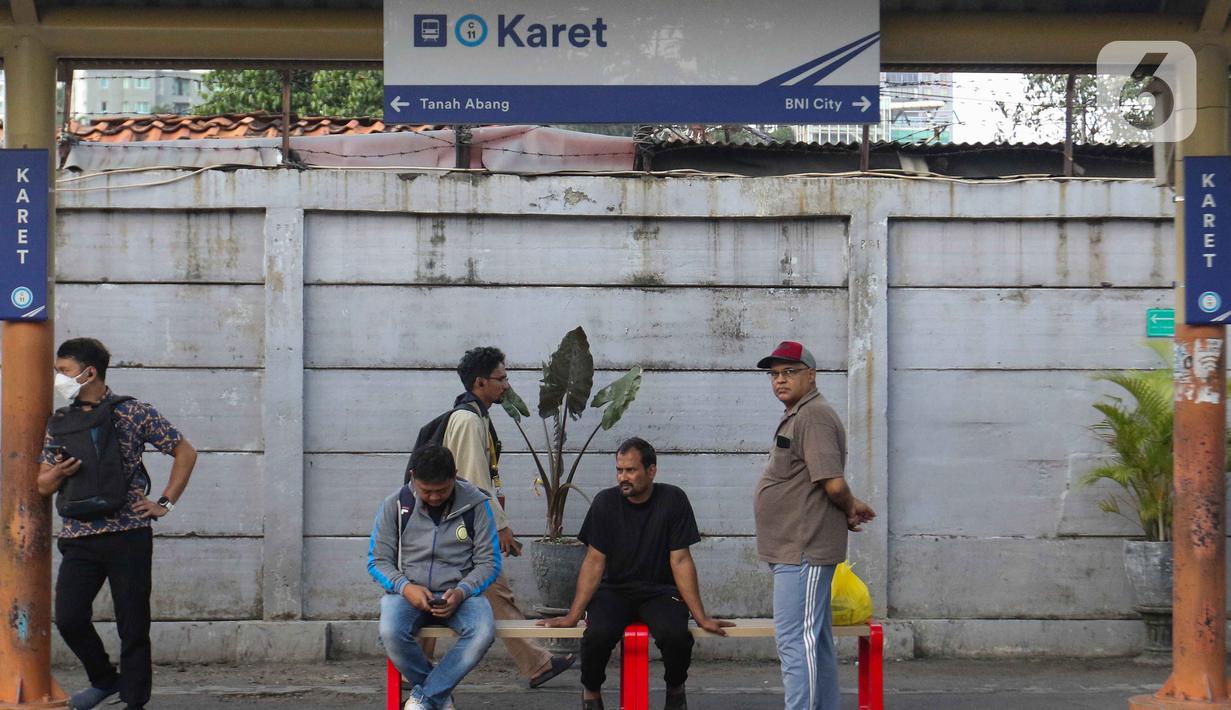 Aktivitas calon penumpang KRL Commuter Line Jabodetabek di Stasiun Karet, Jakarta, Kamis (2/1/2025). (Liputan6.com/Herman Zakharia)