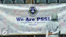 Warga melihat spanduk tanda tangan HUT PSSI ke-86 di Stadion GBK Jakarta, Selasa (19/4/2016). Setahun pasca dibekukan oleh Kemenpora, HUT PSSI ke-86 mengusung tema #We Are PSSI. (Liputan6.com/Helmi Fithriansyah)